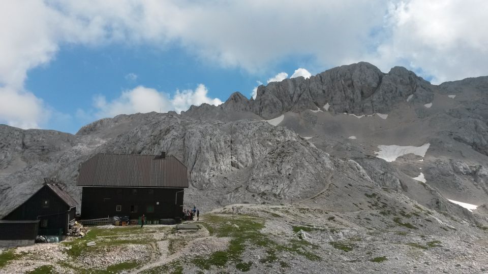 Dom Valentina Staniča (2332m) ter razgled na Rž