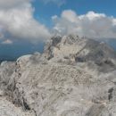 Razgled z Begunjskega vrha na Vrbanove špice (levo) in Rjavino (desno)