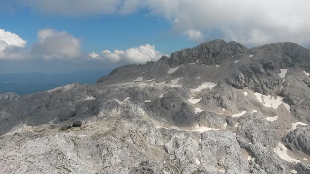 Razgled z Begunjskega vrha na Dom Valentina Staniča in Rž (desno)