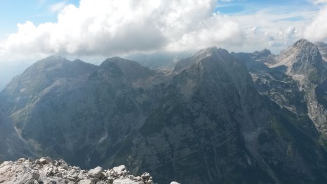 Razgled z Begunjskega vrha na Pihavec, Bovški gamsovec, Stenar in Dolkovo špico