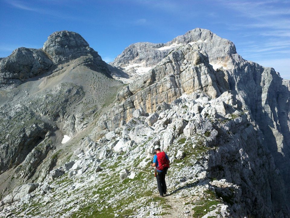 Spust z Cmira ter razgled na Begunjski vrh (levo) in Triglav (desno)