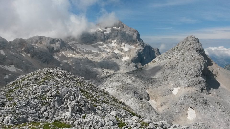 Razgled z Visoke Vrbanove špice na Triglav (levo) in Begunjski vrh (desno)