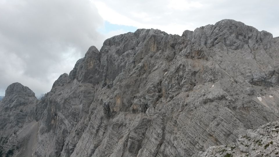 Razgled z Spodnje Vrbanove špice na Luknjo peč (levo) in Rjavino (desno)