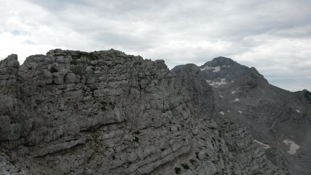 Razgled z Spodnje Vrbanove špice na Triglav in Begunjski vrh