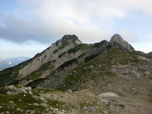 Razgled s poti na Ledinski vrh (levo) in Storžek (desno)