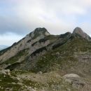 Razgled s poti na Ledinski vrh (levo) in Storžek (desno)