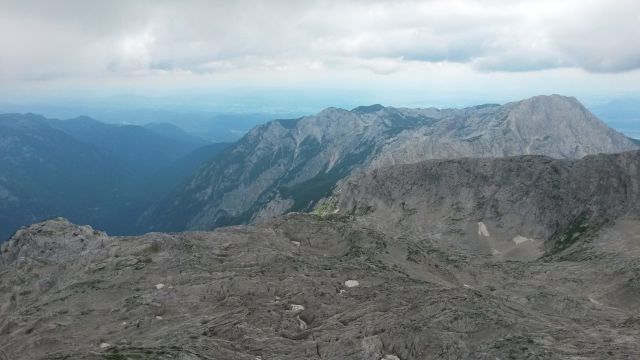 Razgled z vrha Dolgega hrbta na Kogel (levo), Krvavec in Kalški greben