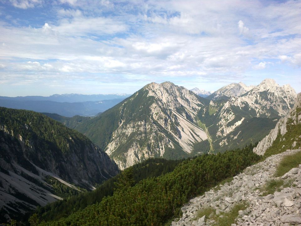 Razgled z poti na Begunjščico, Stol in Vrtačo (od leve proti desno)