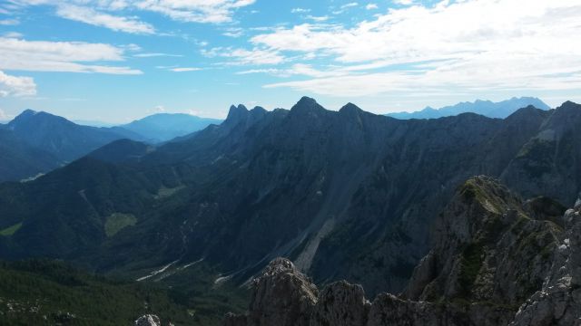 Razgled z vrha Košutice na Obir, Peco in greben Košute (od leve proti desni)