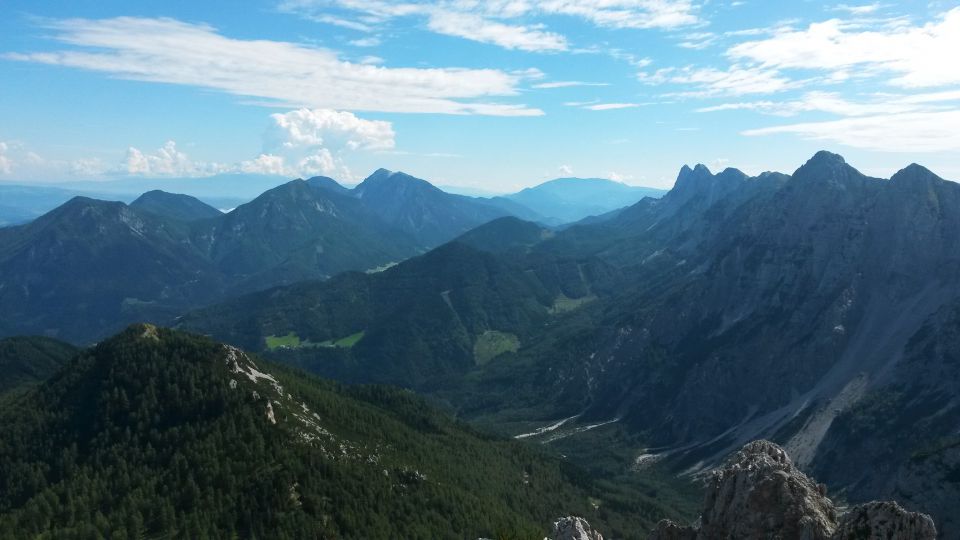 Razgled z vrha Košutice na Obir, Peco in vzhodni greben Košute (od leve proti desni)