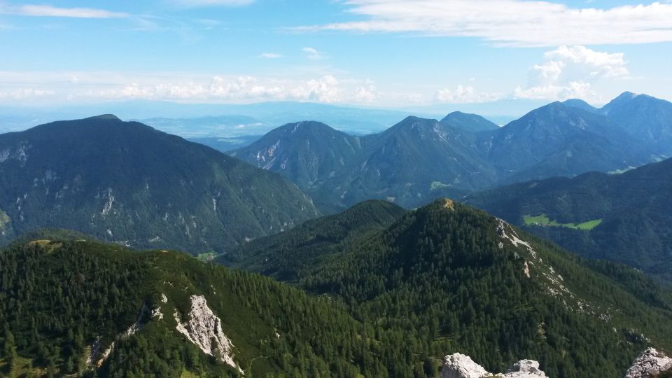 Razgled z vrha Košutice na Grlovec (levo) in Obir (desno)