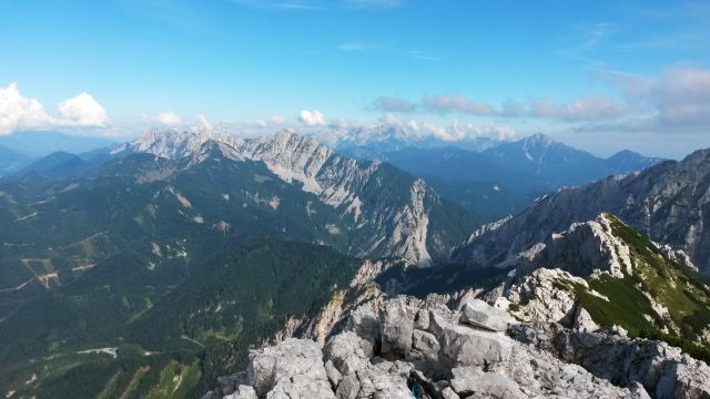 Razgled z vrha Palca na Košutico, Veliki vrh (Košute) ter Kamniško-Savinjske Alpe