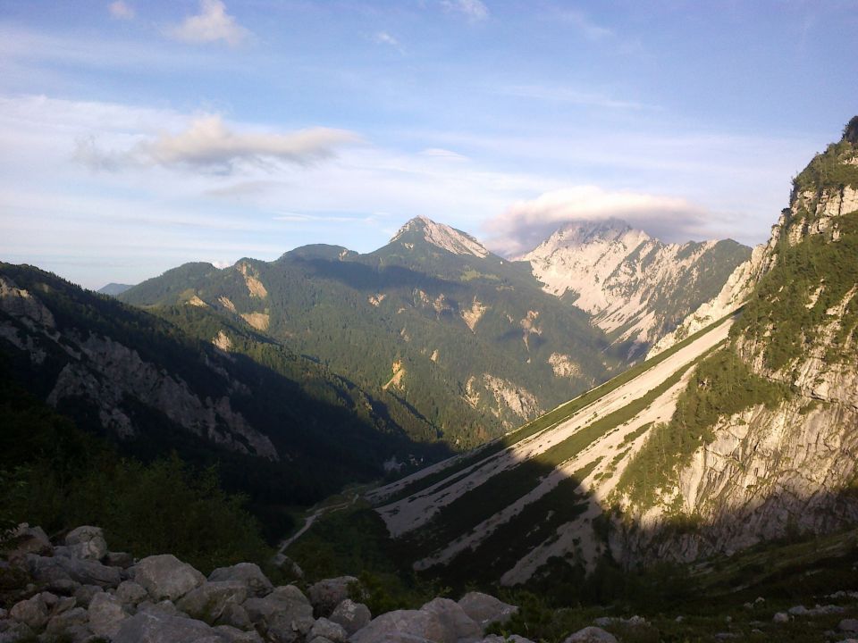 Pot nazaj na Ljubelj ter razgled na Košutico (levo) in Veliki vrh Košute (desno)