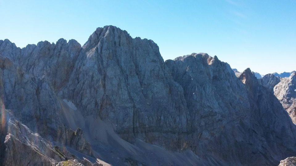 Razgled z vrha Lipnice na Škrlatico (levo) in Dolkovo špico (desno)