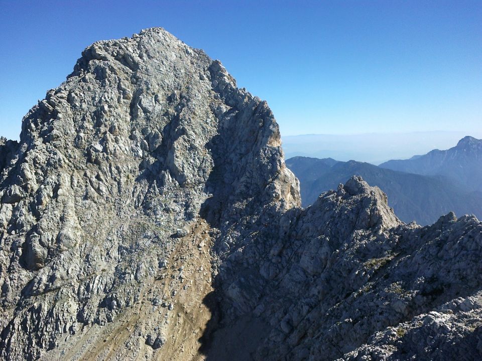 Razgled z vrha Lipnice na nadaljnjo pot čez ozek greben proti Špiku