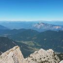 Razgled z vrha Špika na Dobrač in Avstrijske Alpe (v ozadju)
