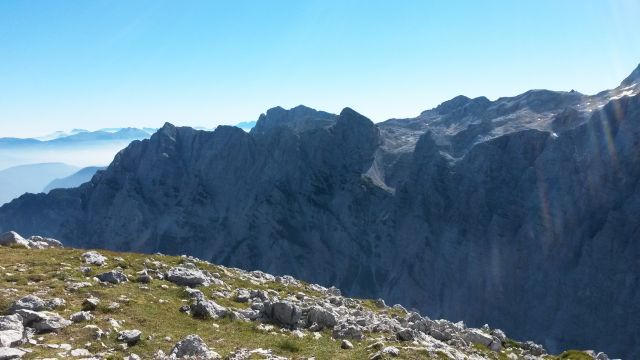 Razgled z vrha Bovškega Gamsovca na Cmir, Rjavino, Begunjski vrh, Rž in Kredarico