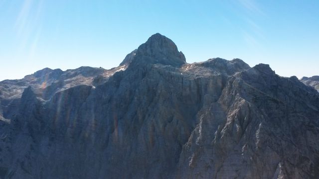 Razgled z vrha Bovškega Gamsovca na Triglav