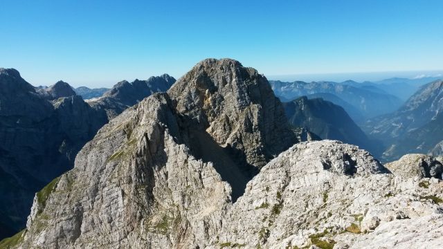 Razgled z vrha Bovškega Gamsovca na Pihavec