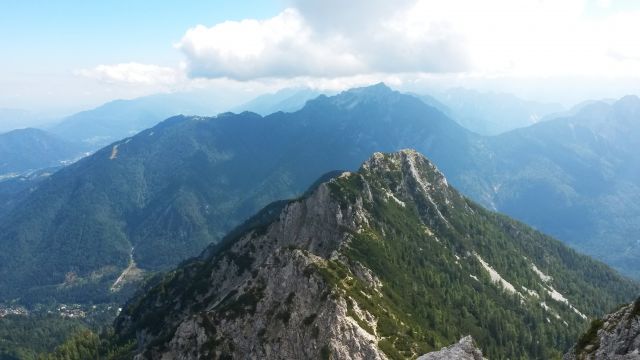 Razgled z vrha Poldašnje špice / Jof di Miezegnot na Svete Višarje in Kamnitega lovca