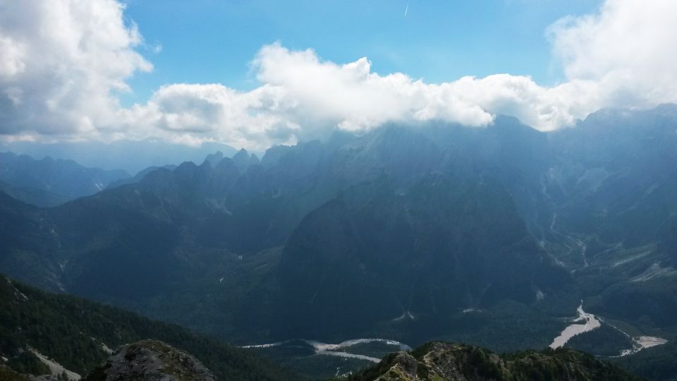 Razgled z vrha Poldašnje špice / Jof di Miezegnot na Viševo gorsko skupino