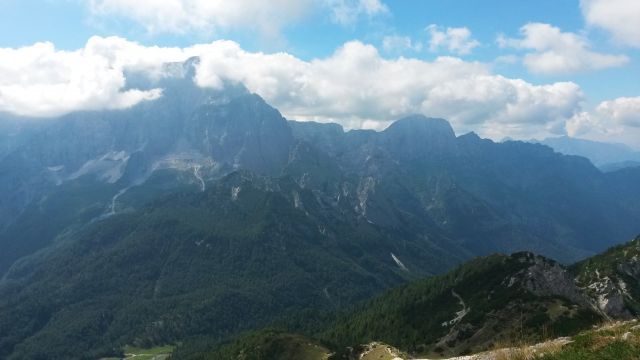 Razgled z vrha Poldašnje špice/Jof di Miezegnot na Montaž (levo) in Strmo peč (desno)