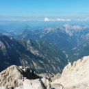 Razgled z vrha Montaža na Strmo peč (levo) in Karnijske Alpe