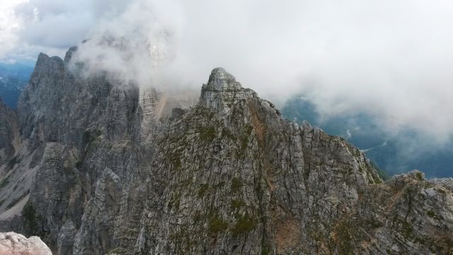 Razgled z vrha Špik Hude police na vzhodno Montaževo gorsko skupino