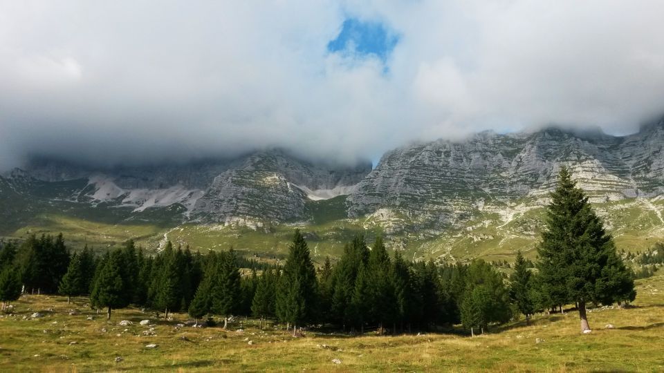 Razgled s Planine Pecol na Montaž (levo) in Špik Hude police (desno)