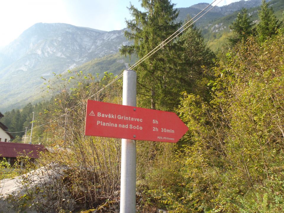 Cilj, ob cesti oznaka za pot Soča Bavški Grintavec.