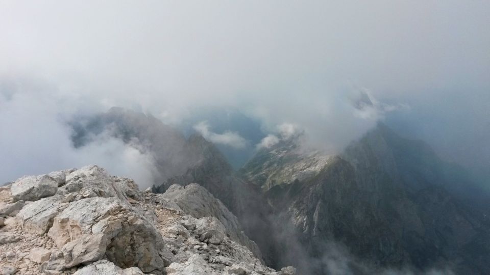 Razgled z vrha Jalovca na Plešivec - Loška stena (desno)
