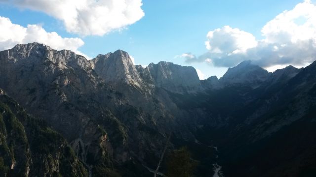 Razgled s poti nazaj proti Vršiču na Trentski Pelc, Srebrnjak in Bavški Grintavec