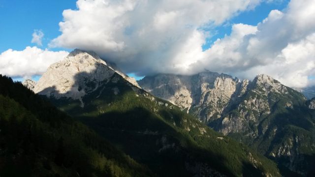 Razgled s poti nazaj proti Vršiču na Prisojnik (levo) in Razor (desno)