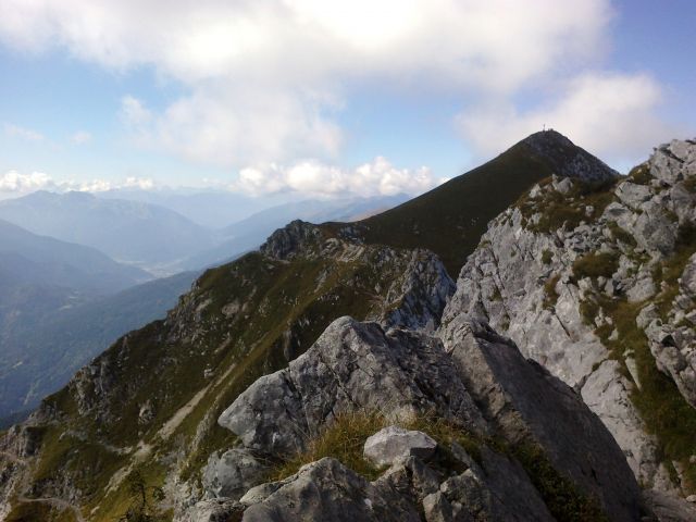 Spust z Monte Zermule čez njen vzhodni greben ter pogled nazaj proti vrhu