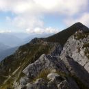 Spust z Monte Zermule čez njen vzhodni greben ter pogled nazaj proti vrhu
