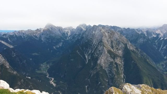 Razgled z vrha Rombona na Mangart, Jalovec in Loško steno (od leve proti desni)