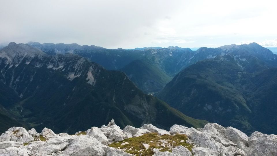 Razgled z vrha Rombona na B. Grintavec, Špičje in Krnsko pogorje (od leve proti desni)