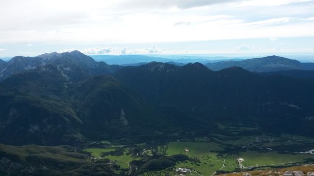 Razgled z vrha Rombona na Krnsko pogorje, Krasji vrh in Matajur (od leve proti desni)