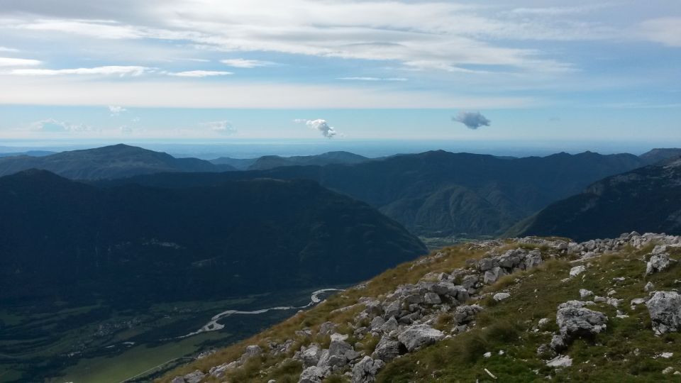 Razgled z vrha Rombona na Matajur (levo) in greben Kobariškega Stola (desno)