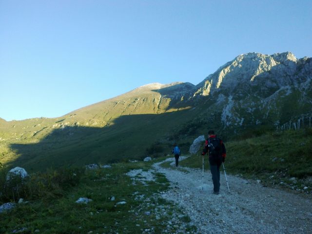 Pot proti Planini Leskovca ter razgled na Krn