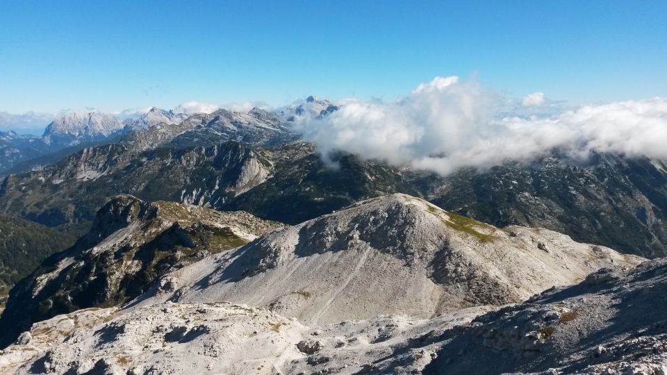 Razgled z Vrha nad Peski na Prisojnik, Razor, Špičje in Triglav (od leve proti desni)