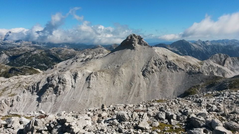 Razgled z vrha Batognice na Triglav (levo) in Vrh nad Peski (v sredini)