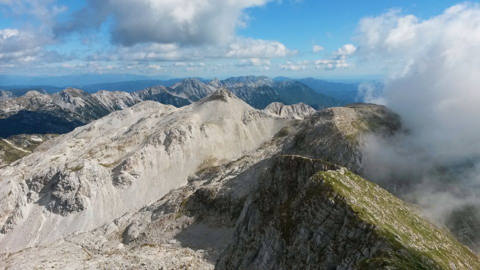 Razgled z vrha Krna na Bohinjske hribe, Vrh nad Peski in Batognico (od leve proti desni)