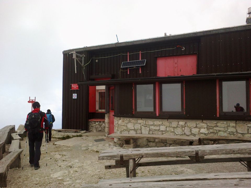 Pri Gomiščkovem zavetišču na Krnu (2182m)