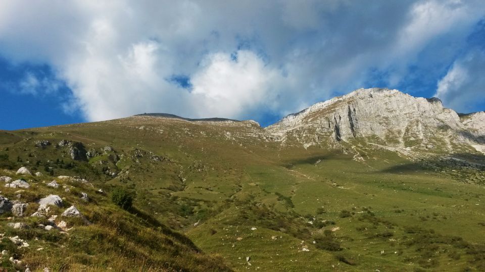 Razgled z poti nad Planino Kuhinja na Krn (levo) in Batognico (desno)