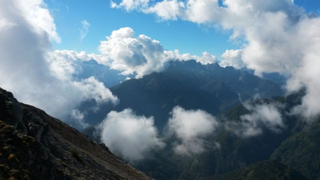 Razgled z vrha Kepe na Triglav (levo) in Martuljške gore (desno)