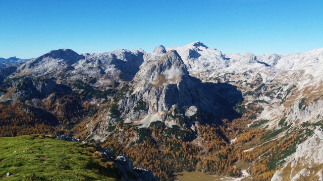 Razgled z vrha Tosca na Debeli vrh, Mišelj vrh in Kanjavec (od leve proti desni)