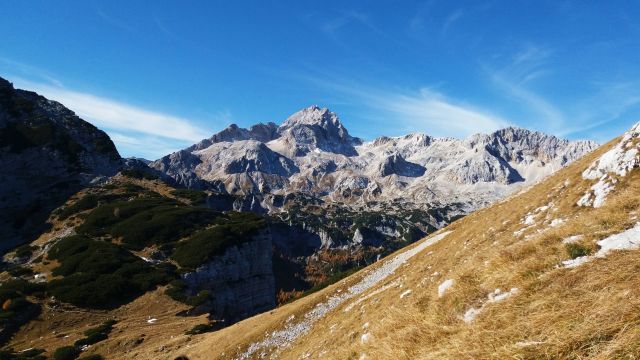 Razgled z sedelca Na Kontah na Triglav (levo) in Rž (desno)