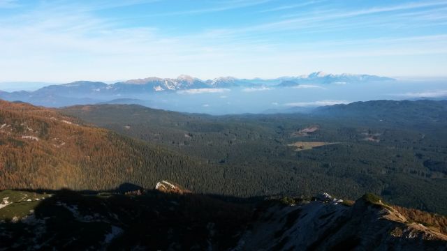 Razgled z vrha Viševnika na Karavanke (levo) in Kamniško-Savinjske Alpe (desno)