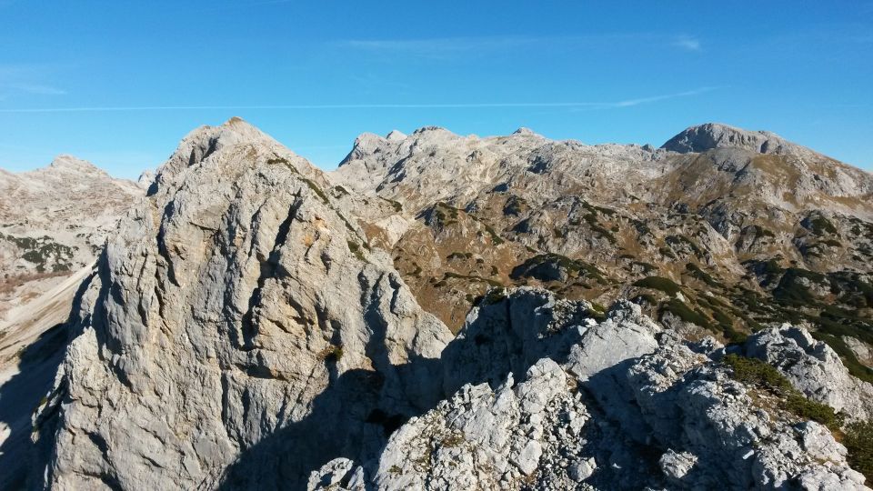 Razgled z vrha Male Tičarice na Veliko Tičarico, Kanjavec, Triglav in Debeli vrh